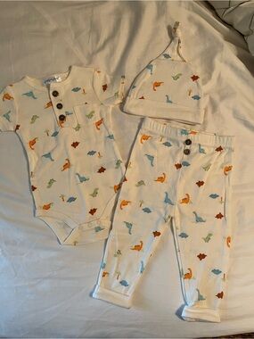 NWOT Emily & Oliver 6-9 mo soft ribbed dinosaur set onesie pants and hat